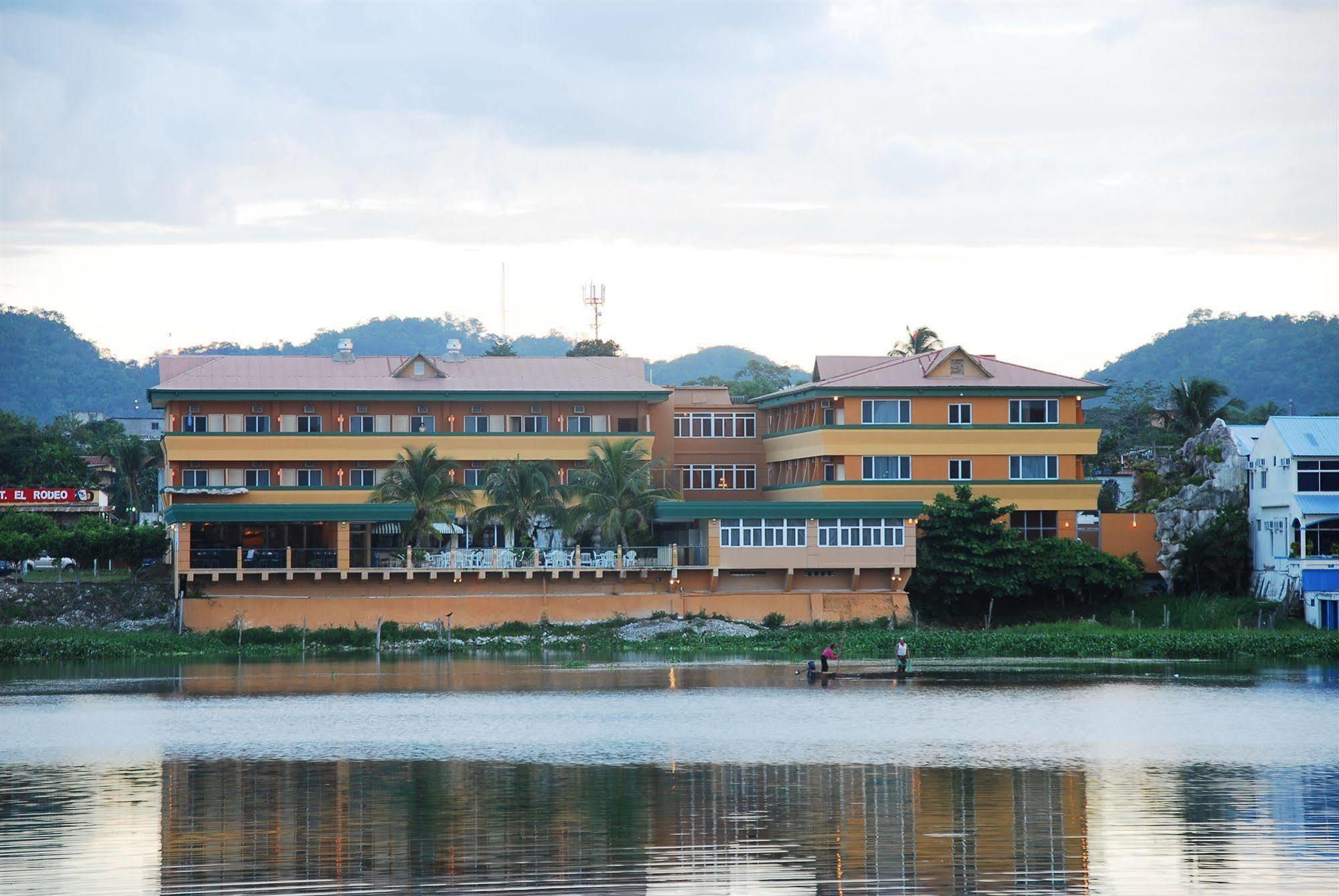 Peten Esplendido Flores Exterior photo