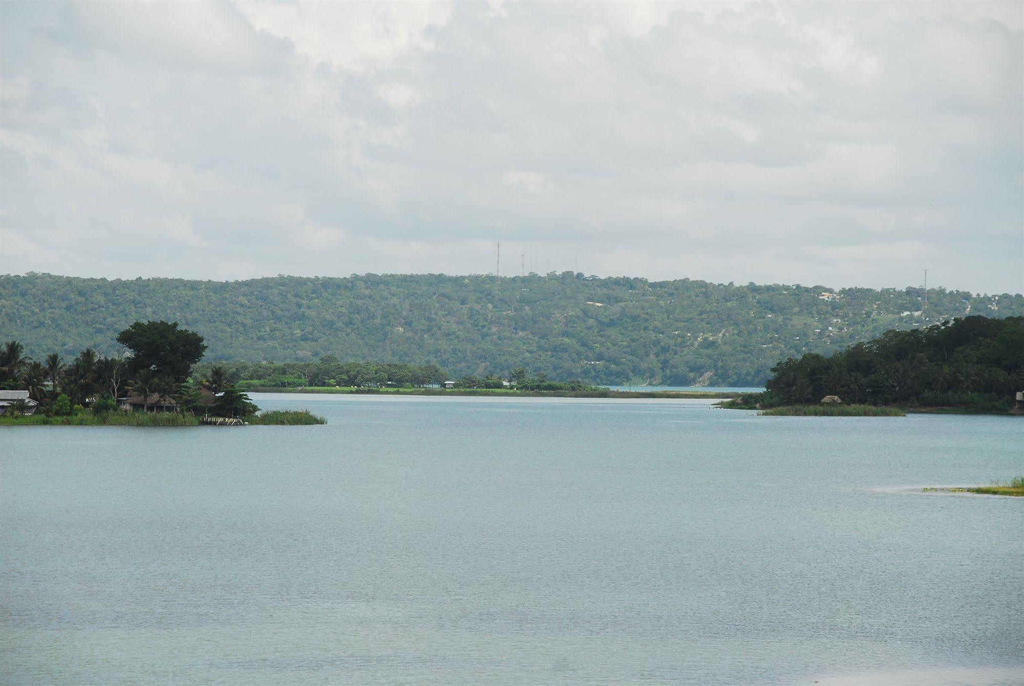 Peten Esplendido Flores Exterior photo